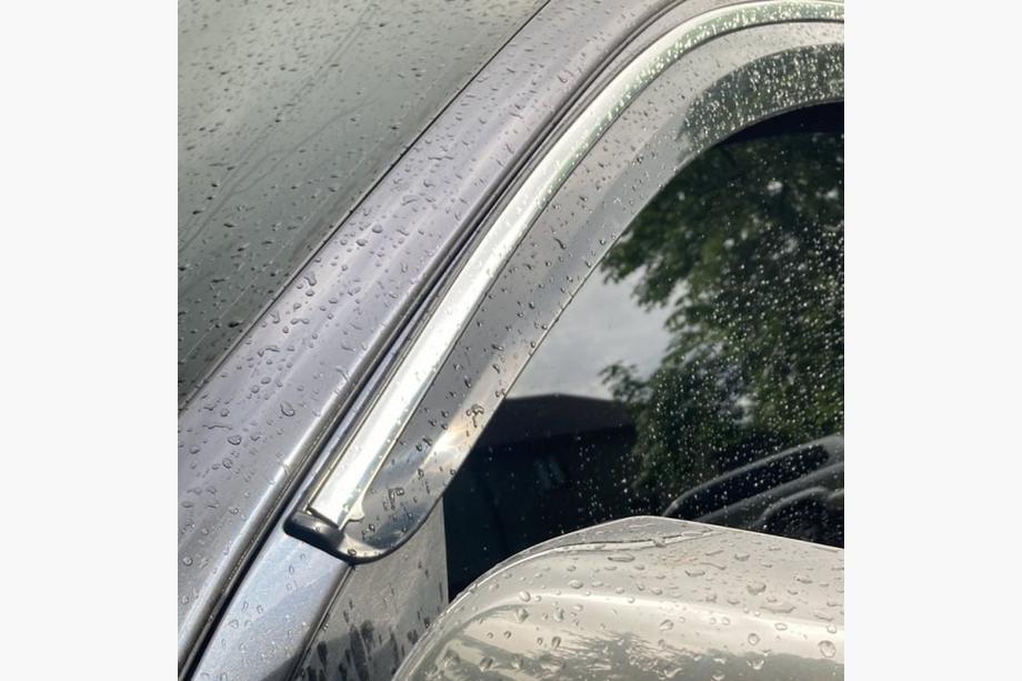 Toyota Hilux 2015- Deflektory szyb z listwą chromowaną (4 szt., Sunplex Chrome) Image