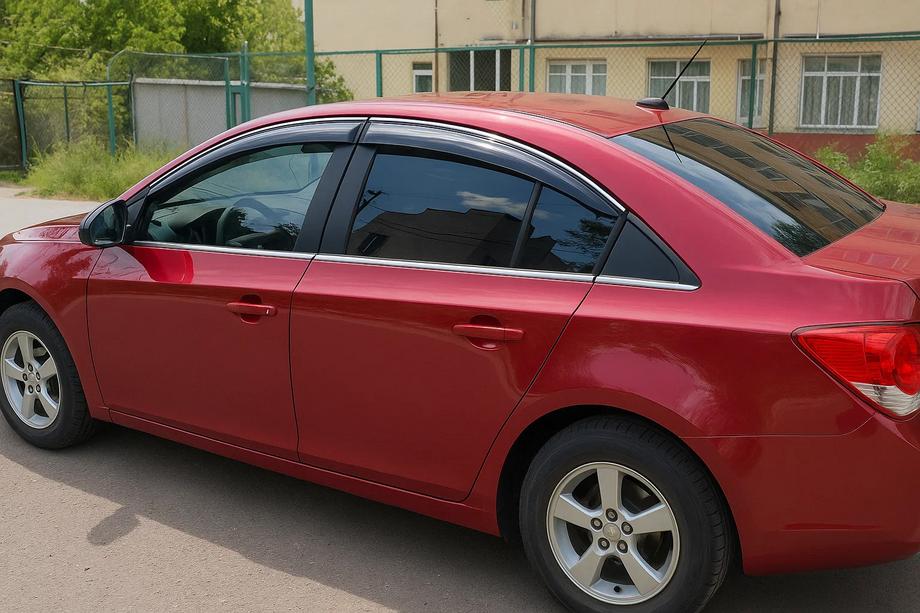 Chevrolet Cruze 2009–2015 Deflektory szyb z chromowaną listwą SD (4 szt, ABM) Image