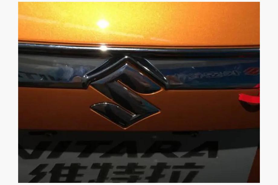 Suzuki Vitara 2015- Listwa chromowana nad tablica rejestracyjna Libao (ABS) Zdjęcia 2