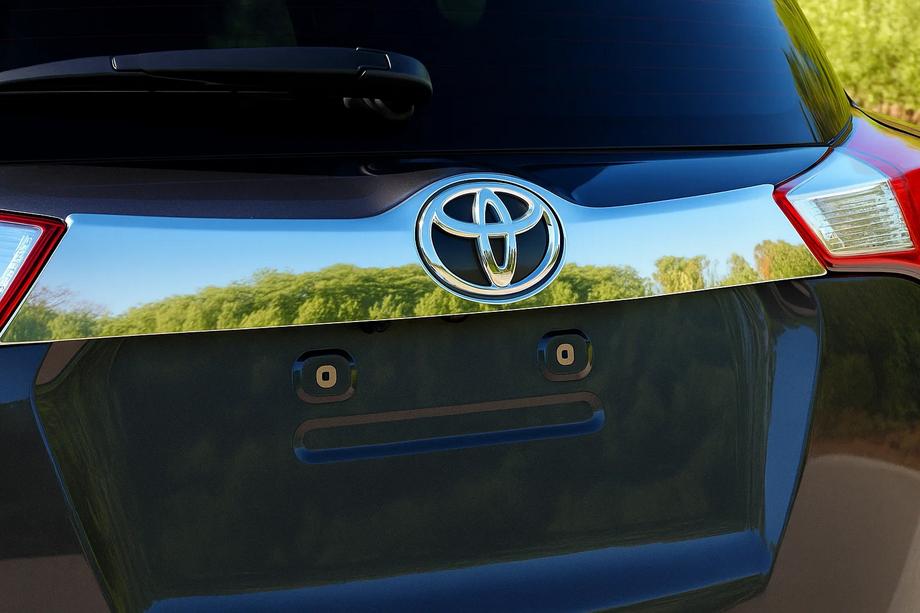 Toyota Rav 4 2013-2018 Listwa chromowana nad tablica rejestracyjna zderzak Libao 2013-2016 stal nierdzewna Image