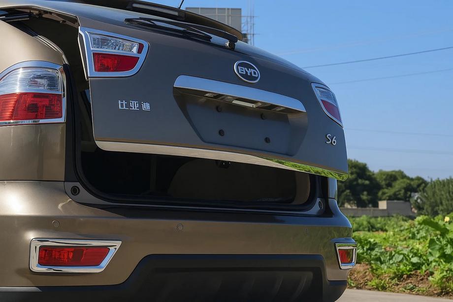 BYD S6 2010-2016 Listwa bagażnika Libao stal nierdzewna Image