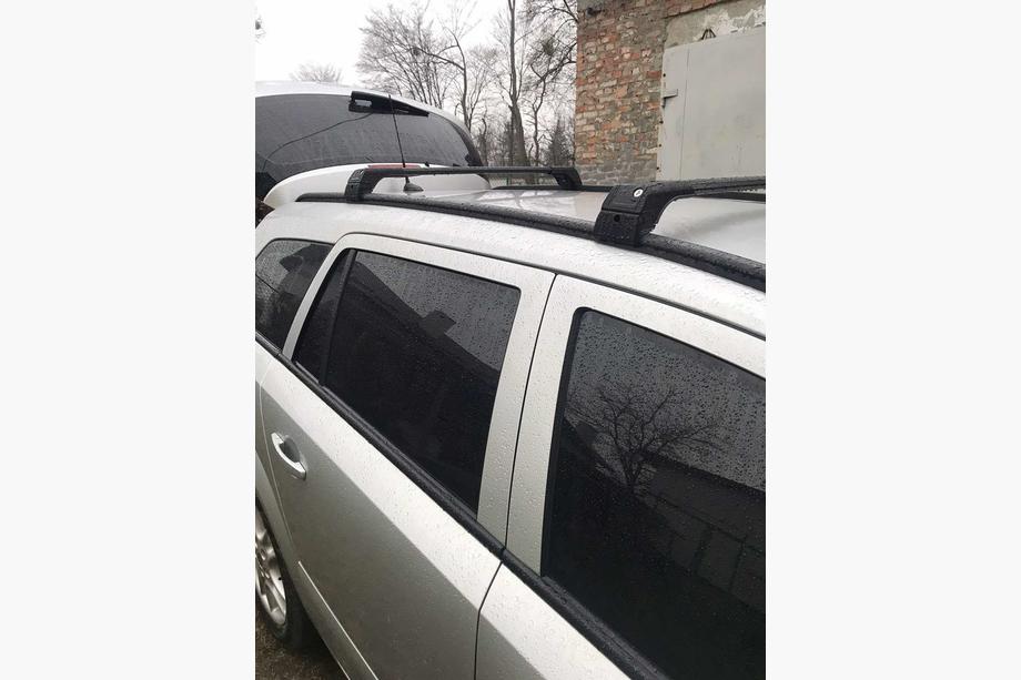 Opel Astra H 2004-2013 Bagażnik dachowy na zintegrowane relingi zamykany na klucz Skybar V2 (2 szt.) Zdjęcia 3