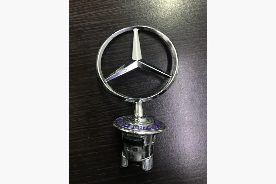 Mercedes S-class W140 1991-1998 WYPRZEDAŻ! Emblemat celownik (z napisem) Image