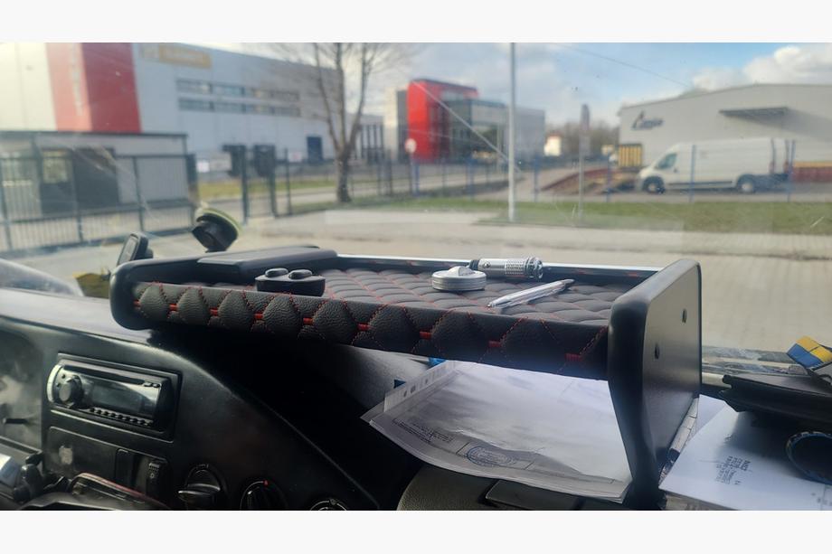 Volkswagen LT 1995-2006 Półka na deskę rozdzielczą (Czarna z czerwonym przeszyciem) Image