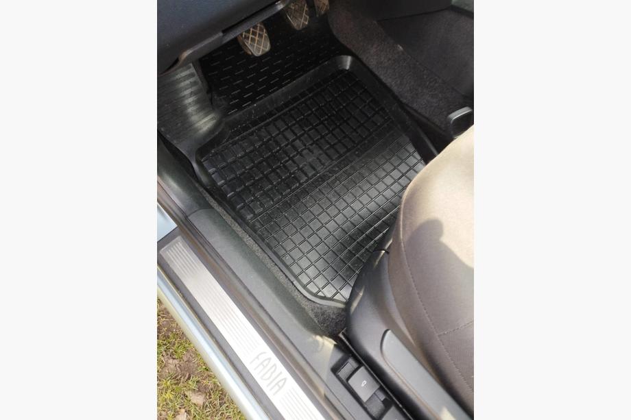 Skoda Fabia 2000-2007 Dywaniki gumowe z rantem (4 szt, Polytep) Image