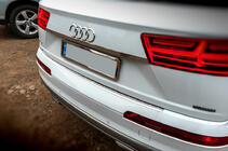 Audi Q7 2015–2026 Listwa chromowana nad tablicą rejestracyjną (stal nierdzewna) zdjęcia 3