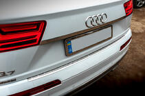 Audi Q7 2015–2026 Listwa chromowana nad tablicą rejestracyjną (stal nierdzewna) zdjęcia 2