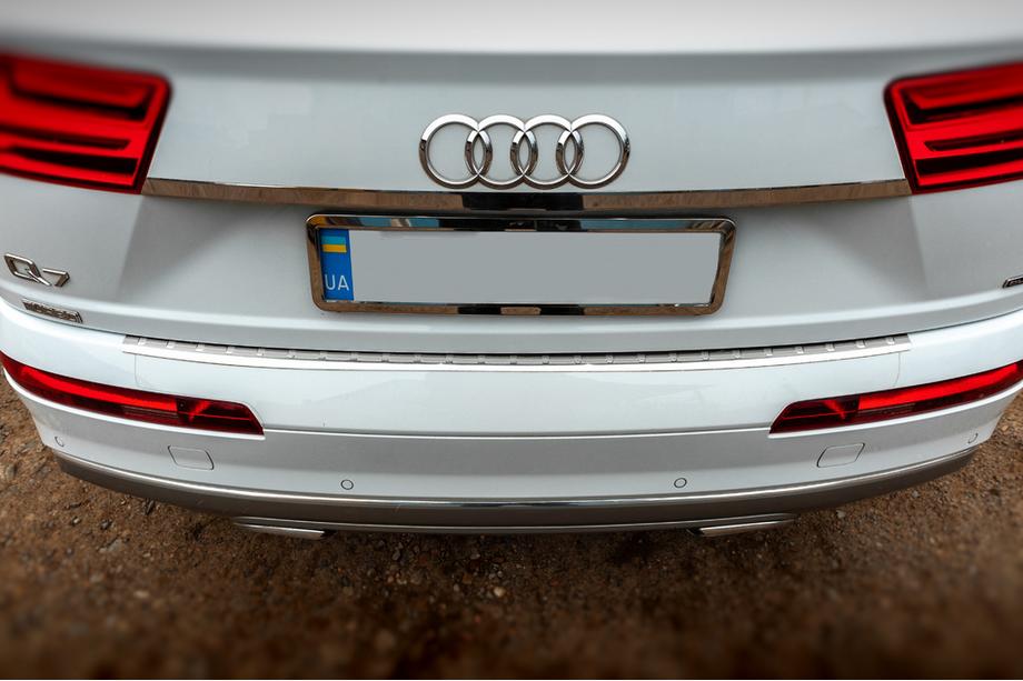 Audi Q7 2015–2026 Listwa chromowana nad tablicą rejestracyjną (stal nierdzewna) Image