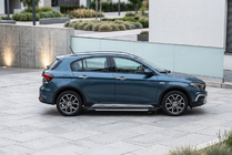 Fiat Tipo Cross 2021- Progi Boczné RedLine (2 szt., Aluminium) zdjęcia 1