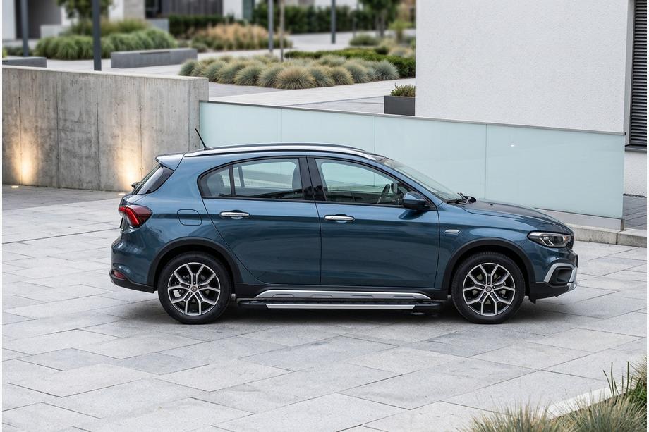Fiat Tipo Cross 2021- Progi Boczné RedLine (2 szt., Aluminium) Image