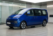 Hyundai Staria 2021- Progi Boczné Allmond Black (2 szt., Aluminium) zdjęcia 1