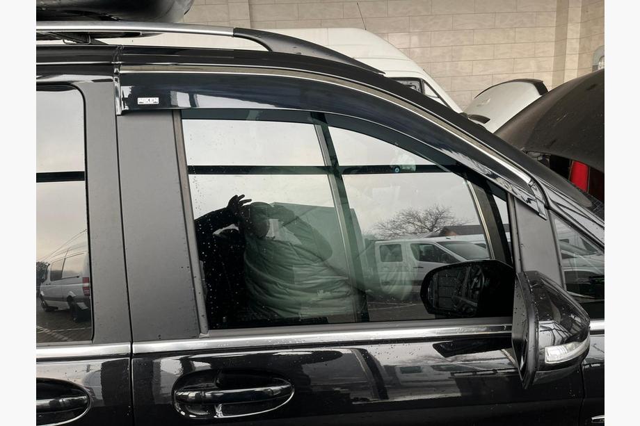 Mercedes Viano 2004-2014 Deflektory szyb z chromowaną listwą (2 szt, Niken) Image