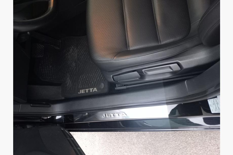 Volkswagen Jetta 2011-2018 Nakładki progowe stal nierdzewna Carmos V2 (4 szt.) Image